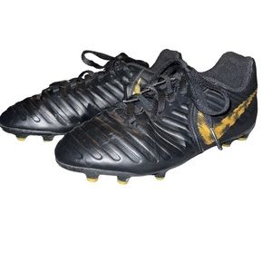 Nike Tempo Youth Cleats Black Gold Youth Boy Size 2.5 Sport Cleats Youth Cleats